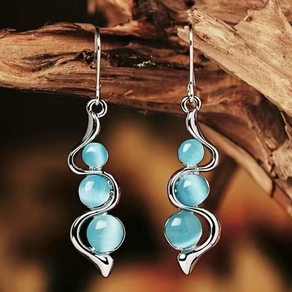 New~Silver Tone Aqua Cat Eyes Earrings - Picture 1 of 3